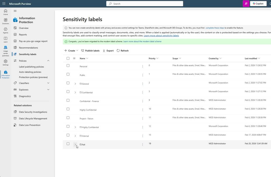 Figura 5. Lista de Sensitivity labels com aviso sobre a habilitação necessária para settings de Teams, SharePoint e Microsoft 365 Groups